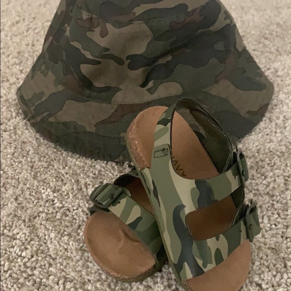 6-12 month old bucket hat and sandals. - Picture 1 of 2